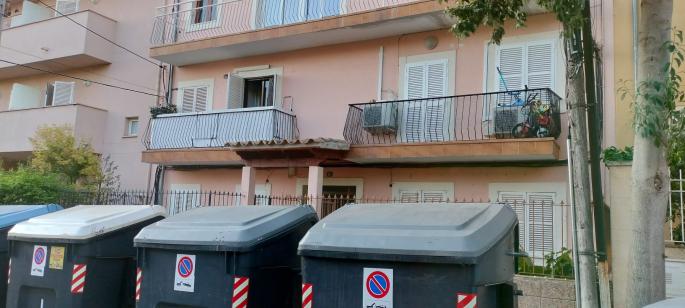 Contenedores abandonados en Son Rapinya: 4 años tapando la vida de Olaya, una anciana con discapacidad