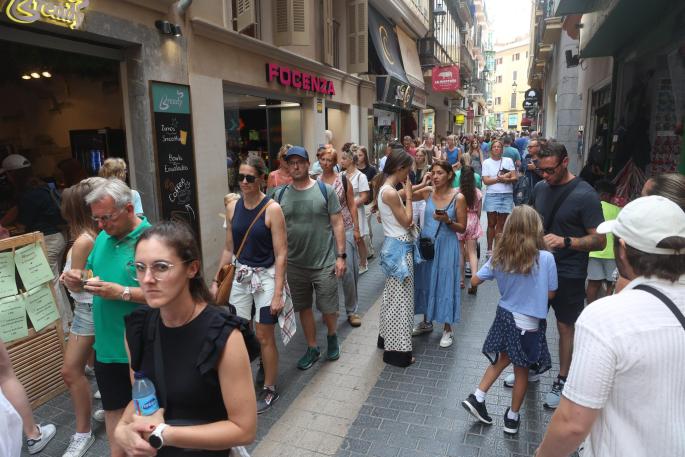 Colapso en Palma de peatones y coches por la Operación Nube