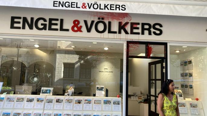 Pintadas en la fachada de Engel & Völkers