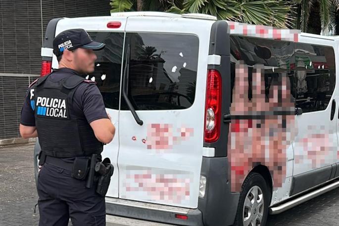 La furgoneta mostraba la imagen de varias mujeres en bikini