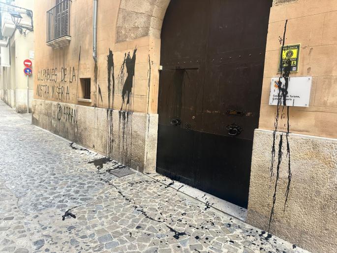Acción de Arran en la fachada de la Conselleria de Turisme: «Los culpables de nuestra miseria»