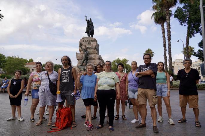 Varios de los vecinos y personas que ayer se reunieron para protestar por los desahucios de los sótanos de Joan Miró