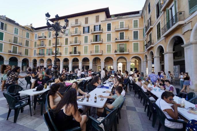 Inaugurado el sopar a la fresca de la Plaça Major