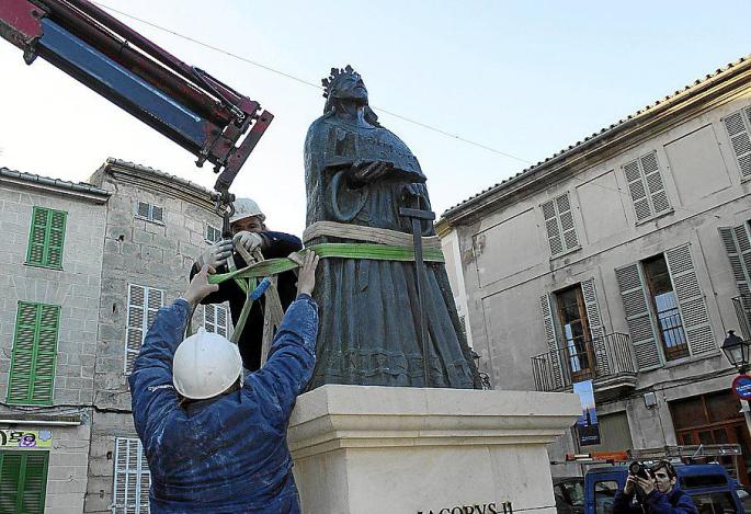 EL ayuntamiento retira la estàtua del rey Jaume II de la plaza de la Iglesia de Sineu -