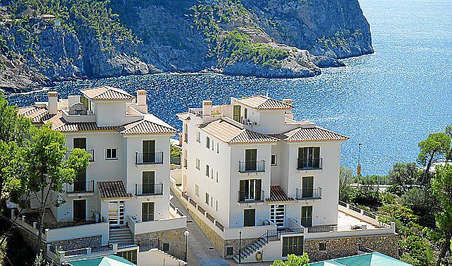 La demolición de los apartamentos ilegales de Cala Llamp, en punto muerto