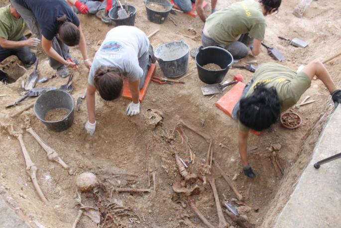 Encuentran más de 10 cuerpos y varios proyectiles en la fosa de Porreres