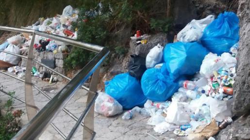 Medi Ambient da 24 horas al Ajuntament para retirar la basura del torrente de Pareis