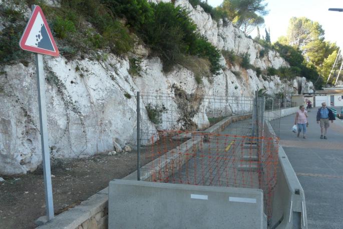 Zona de riesgo de desprendimiento en el muelle de Porto Cristo