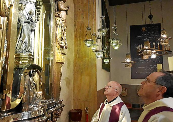 El prior de Lluc, Mari Gastalver, y el sacerdote Toni Burguera, confinados en el santuario de Lluc.