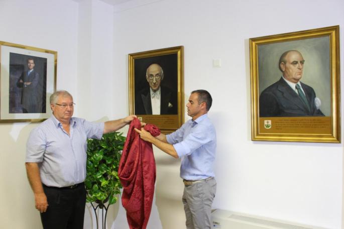 El Ajuntament proclama Hijo Ilustre a Feliciano Fuster y descubre el retrato de Joan March .