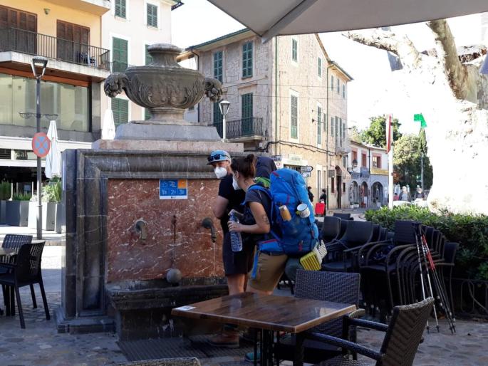 Excursionistas en la plaza de Sóller