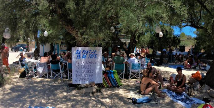 Salvem Portocolom denuncia la sobreocupación del chiringuito de s’Arenal
