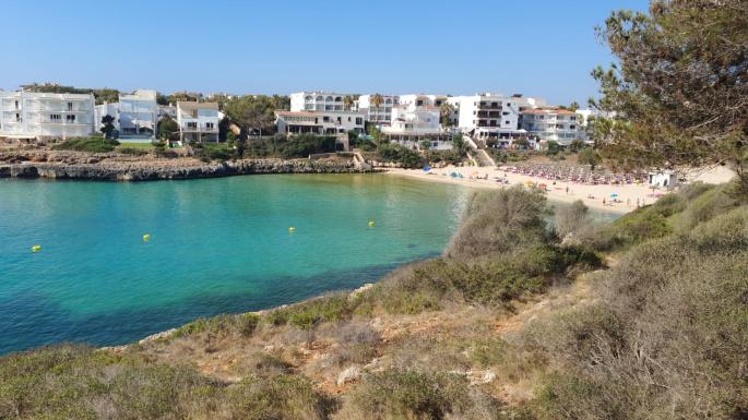 Un vertido de aguas sucias obliga a cerrar la playa de Cala Marçal