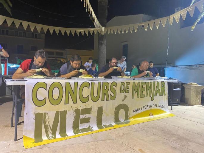 El ganador del concurso más autóctono ‘devora’ casi 2 kilos de melón en cinco minutos