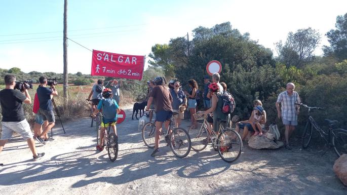 Salvem Portocolom cierra el camino de s’Algar para exigir que se prohíba circular