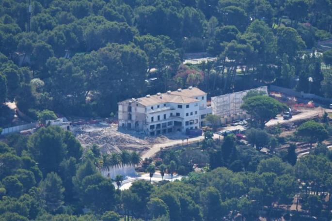 Vista aérea de las obras del Hotel Formentor durante la fase de demolición