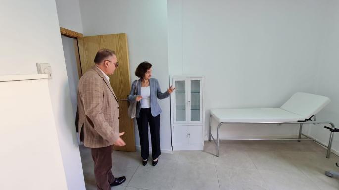 El alcalde y la consellera Fina Santiago este sábado en el centro de día.