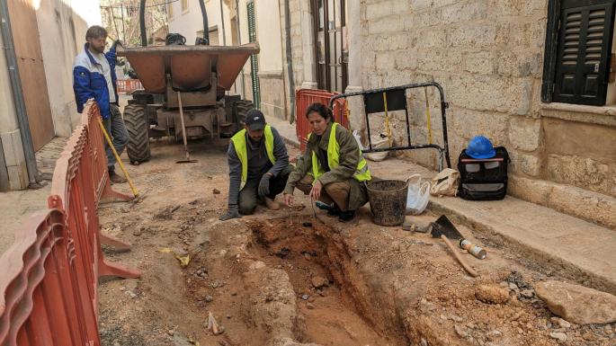 Localizados en Inca durante unas obras ocho pozos repletos de cerámica islámica