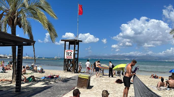 La playa de s'Arenal de Llucmajor cerrada al baño por la mala calidad del agua