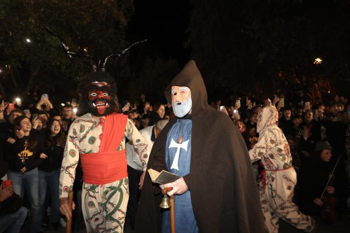 Manacor se rinde al estreno de los nuevos Dimonis en un multitudinario 'primer ball'