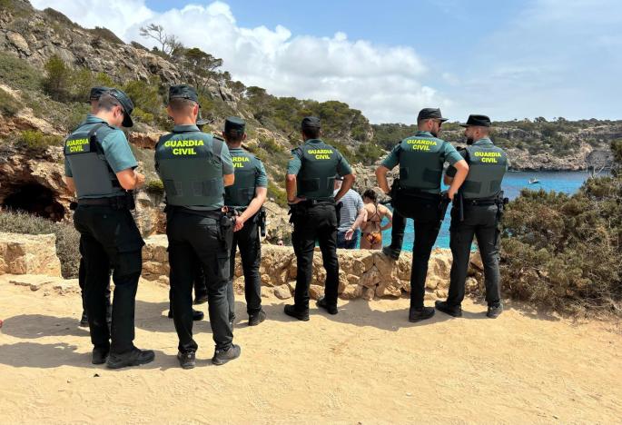 Agentes han identificado a los turistas.
