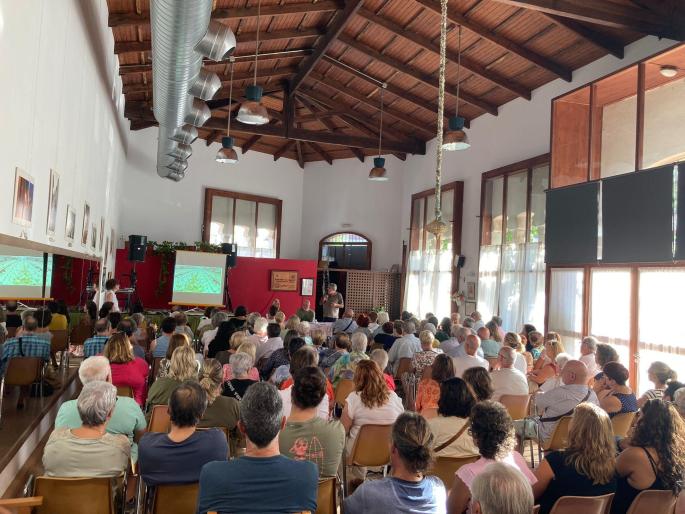 reunión informativa contra la macrogranja de gallinas de Sineu