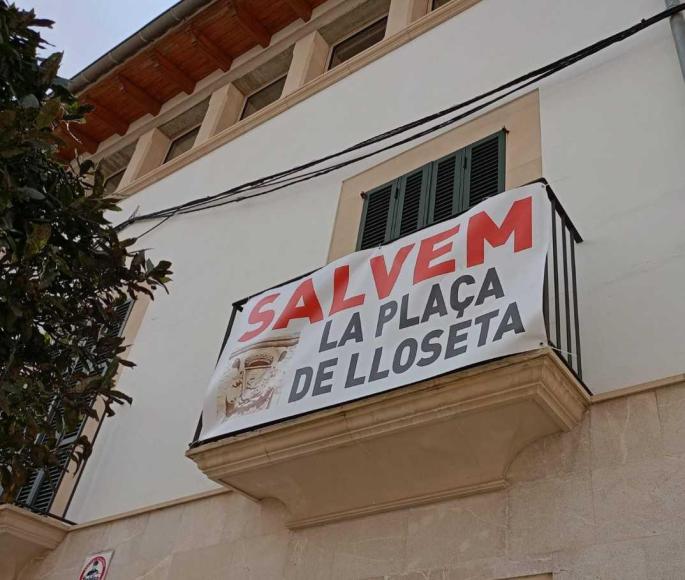 Pancartas en los balcones de la plaza de Lloseta