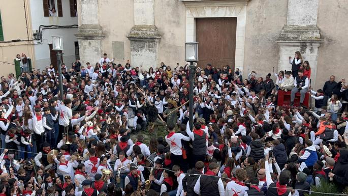 El pueblo de Capdepera estalla en fiesta con el primer baile del año