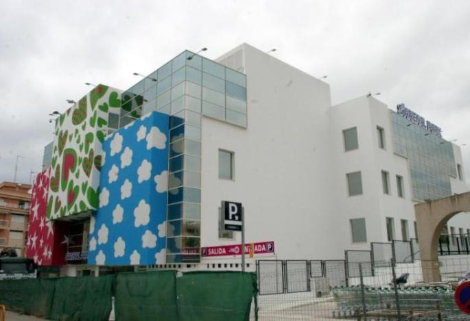 Imagen del centro comercial cuya fachada fue diseñada por Àgatha Ruiz de la Prada.