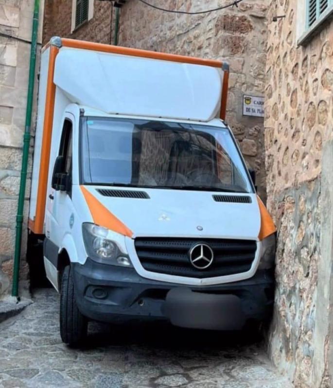 La impactante imagen de un camión atrapado en pleno centro de Fornalutx
