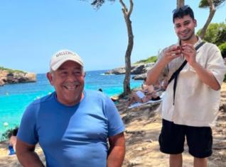 El emotivo reencuentro de un turista con el frutero que conoció 20 años antes en Mallorca