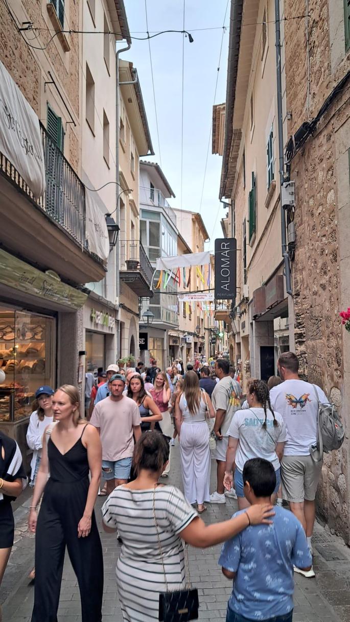 Calle de sa Lluna en Sóller, con una importante afluencia turística.
