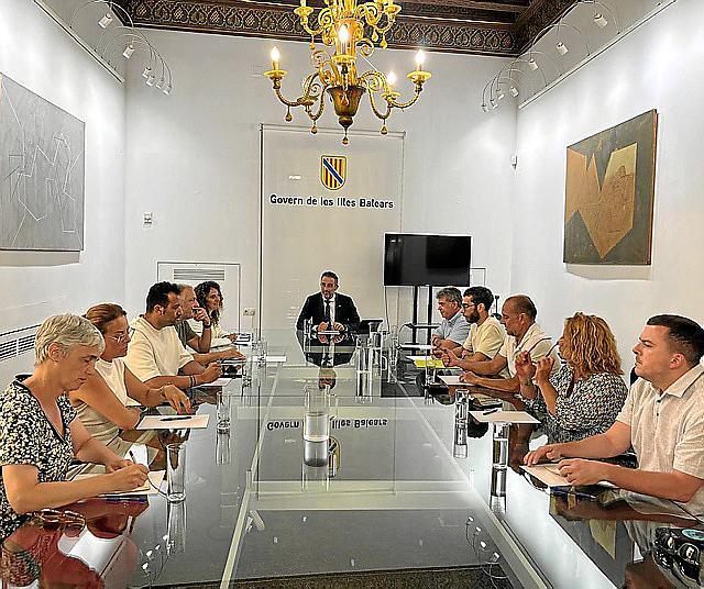 Los partidos exponen su postura al Govern sobre los trazados del tren