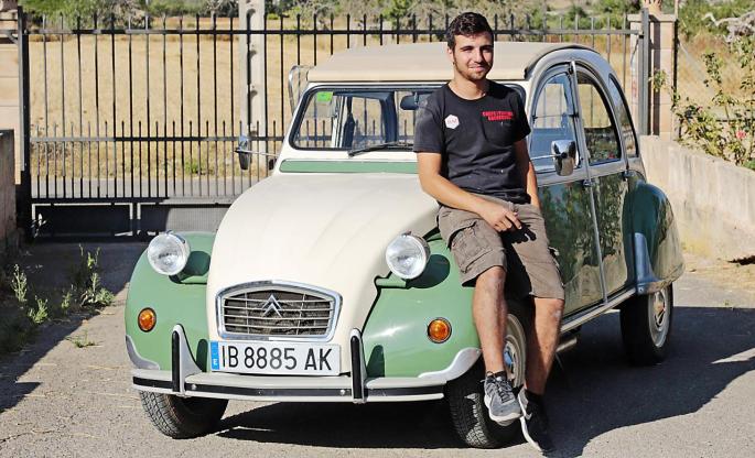 Joan Pou con su Citröen 2CV