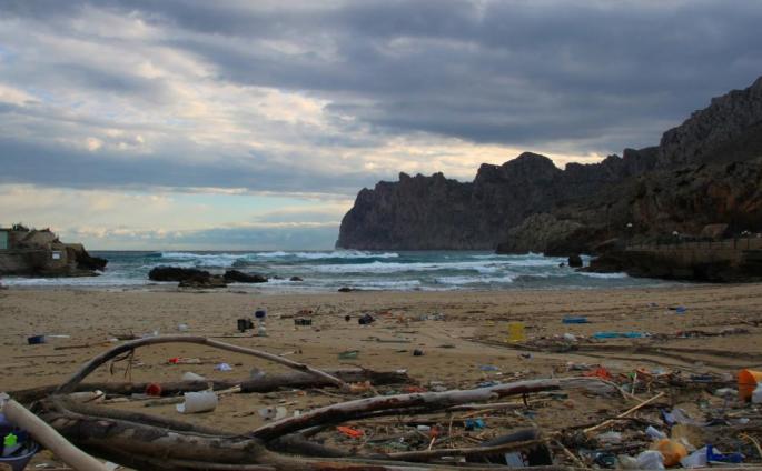 Basura en Cala Sant Vicenç, Pollença