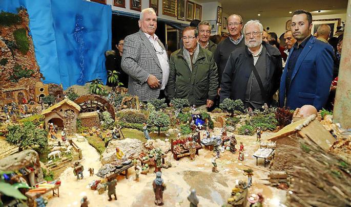Ruta de belenes en Mallorca: Los integrantes de la Hermandad de Nuestra Señora del Rocío de Palma presentan su belén
