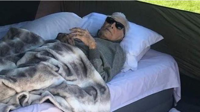 Kirk Douglas de acampada a sus 102 años