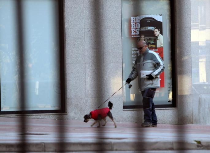Un hombre pasea a su perro