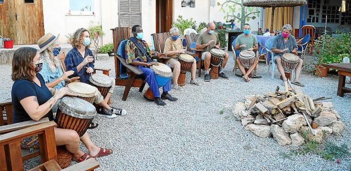 Seydou, en el centro, con otro grupo de alumnos durante una de sus clases en Biniali