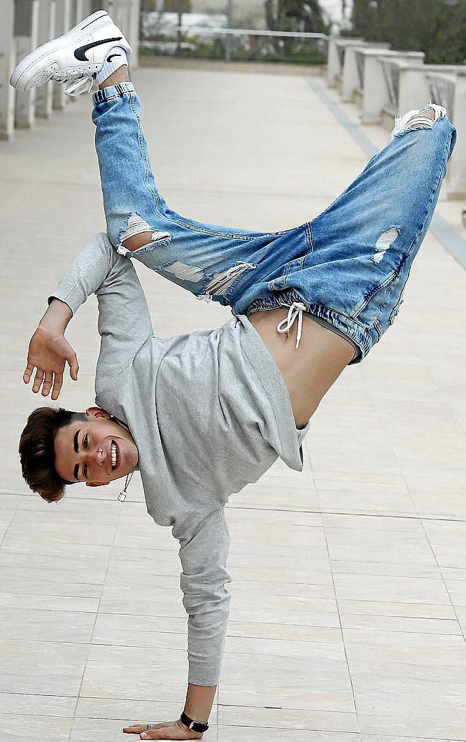 En sus exhibiciones, Álex muestra un total dominio de su cuerpo