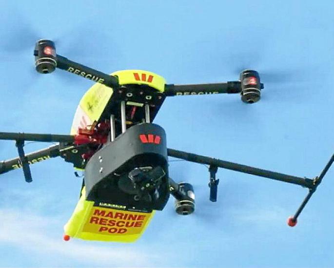 Un modelo con lanzador, al que va sujeto un salvavidas que se abre en la caída y que se suelta cuando recibe la orden del piloto.