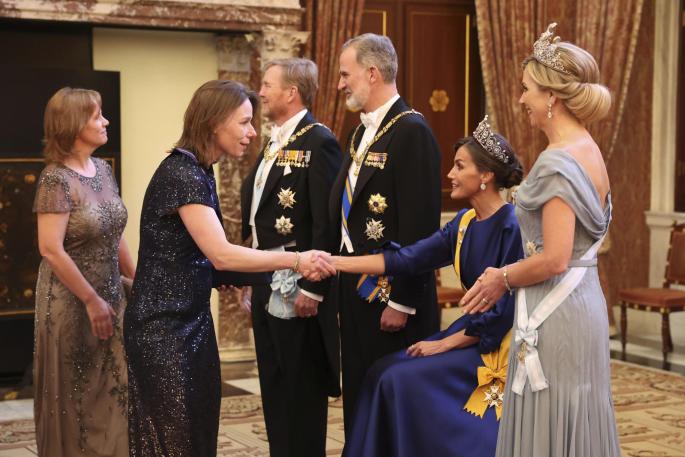 La Reina Letizia, sentada en un taburete para aguantar en el besamanos su dolencia en el pie