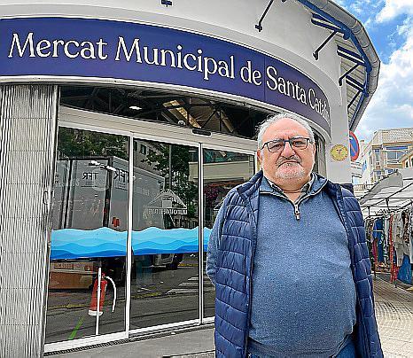 El emblemático puesto de embutidos y conservas Izquierdo, en el Mercat de Santa Catalina, sigue la tradición de padres a hijos
