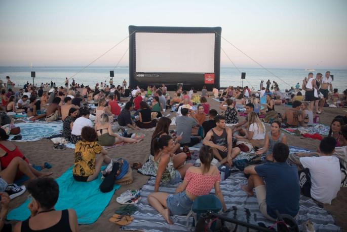 Toallas como butacas: vuelve el cine de playa.
