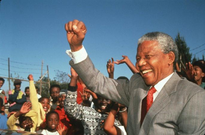 Mandela celebra su elección como presidente de una Suráfrica libre en 1994.