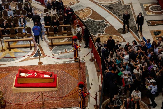 El féretro con los restos mortales del Papa, en la basílica de San Pedro.