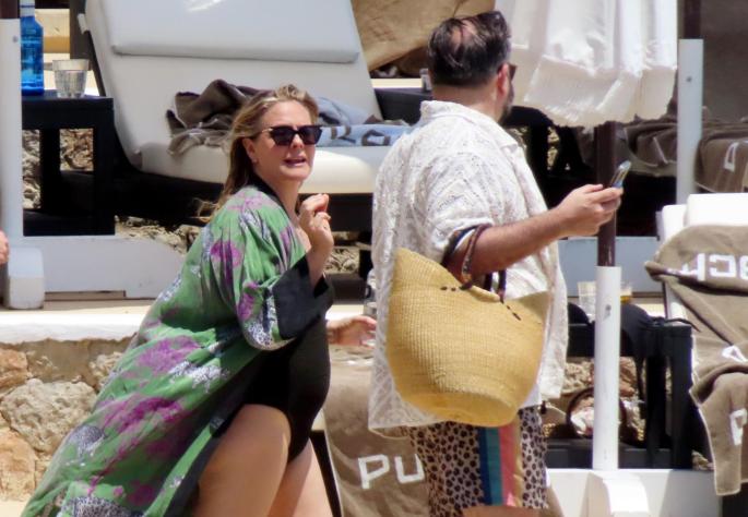 Alicia Silverstone... sol, baño y amigos