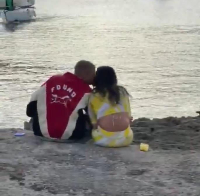 El romántico beso de Justin Bieber y Hailey Bieber en Mallorca