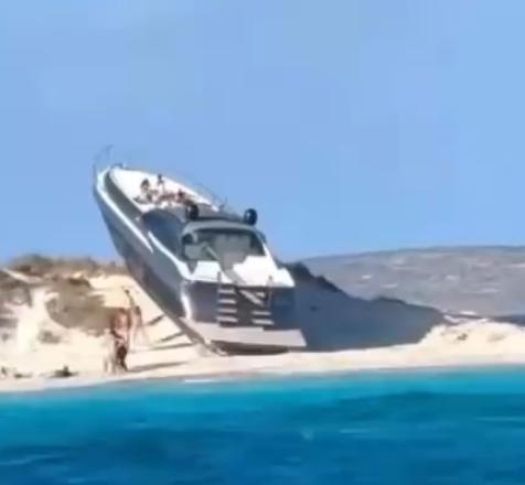 El yate estrellado en s'Espalmador, convertido en atracción turística