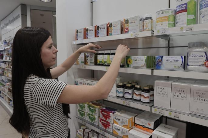 Ana Bordoy, en la estantería de los complementos vitamínicos.